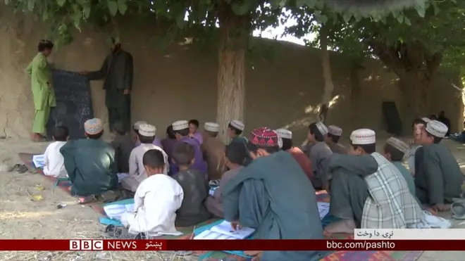 افغانستان کې نوی ښوونیز کال داسې مهال پېل شوی چې لا هم نږدې پنځوس سلنه زده کوونکي تر شنه او وریځ اسمان لاندې زده کړې کوي او ښوونځي یې ودانۍ نه لري.