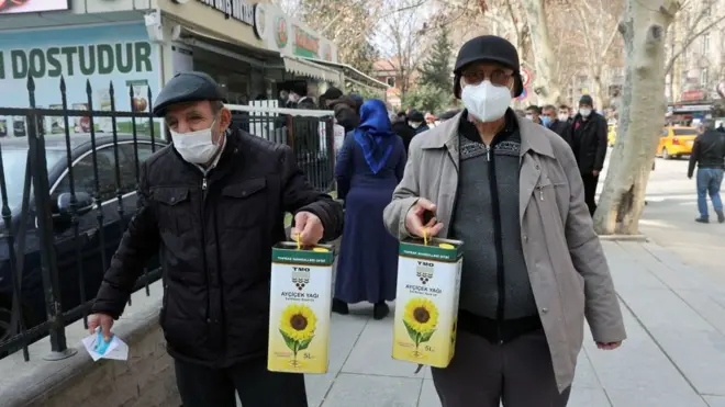 Enflasyon sizin hayatını nasıl etkiliyor? En çok hangi ürünleri almakta ve hangi harcamaları yapmakta zorlanıyorsunuz? BBC Türkçe, sizin anlattıklarınızdan yola çıkarak hayat pahalılığına dair yeni bir haber serisine başlıyor.