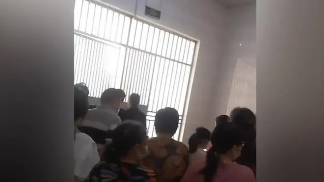 أظهر هذا الفيديو سكانا خلف البوابات يطلبون السماح لهم بالخروج