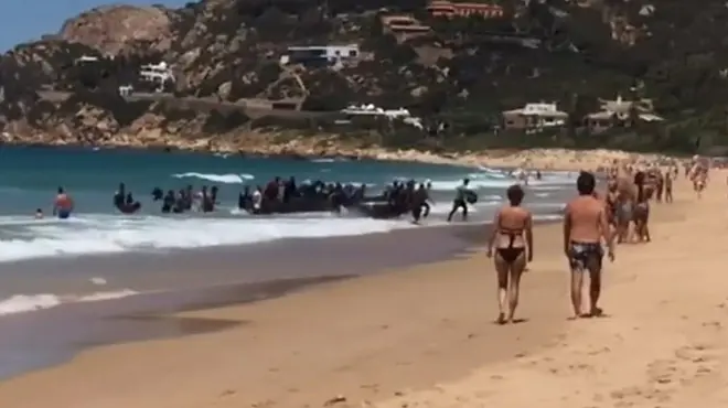 мігранти на пляжі