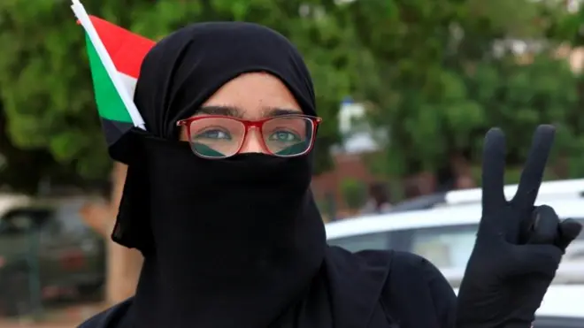 سودانية تحتفل بتوقيع الاتفاق