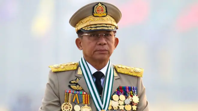 Min Aung Hlaing có rất nhiều huy chương, nhưng ít được công chúng ủng hộ