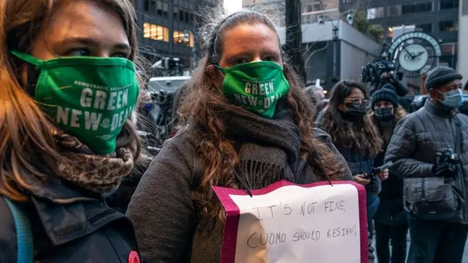 Sekelompok pengunjuk rasa menyerukan pengunduran diri Gubernur New York Andrew Cuomo menyusul tuduhan serangkaian pelecehan seksual