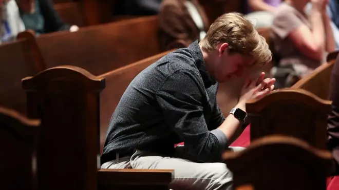 ožalošćeni u občižnjnoj crkvi posle pucnjave u Nešvilu