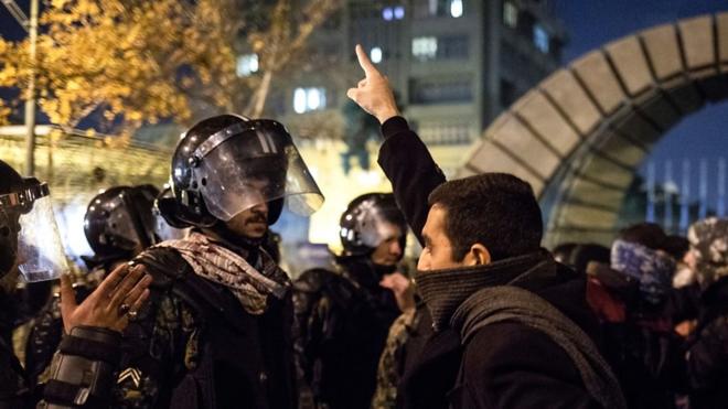متظاهر إيراني يتحدى رجل أمن