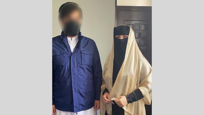 Shukria Barakzai y su esposo se cubrieron las caras antes de marchar al aeropuerto.