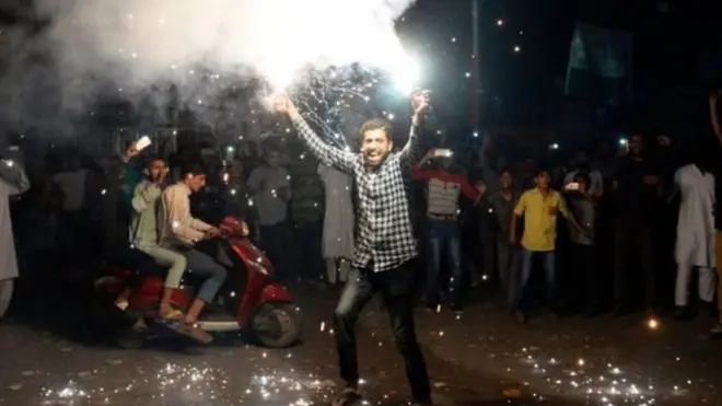 Pemuda Muslim India merayakan kemenangan tim kriket Pakistan