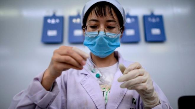 Una empleada de Yisheng Biopharma, una empresa que está desarrollando una vacuna contra la covid-19 en Shenyang, en la provincia de Liaoning, China, en junio de 2020.