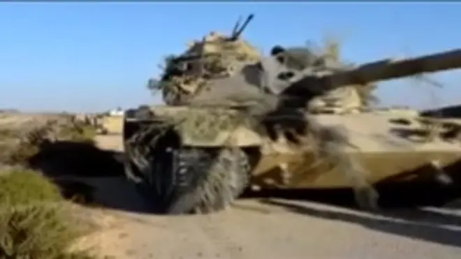 أثار مقطع مصور يظهر من يعتقد أنهم جنود بالجيش المصري يقتلون أربعة أشخاص في شمال سيناء جدلا واسعا على مواقع التواصل الاجتماعي.