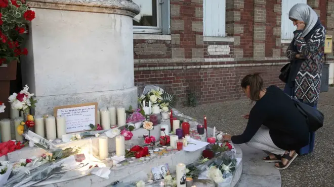 Мэрия и церковь нормандского Сент-Этьена превратились в стихийный мемориал по погибшему кюре