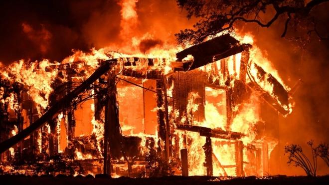 El eje de una casa está completamente en llamas