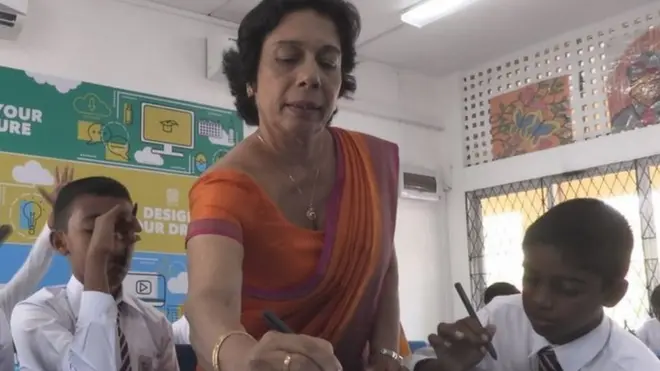 පාසල් සිසුන් ටැබ් පරිගණකයෙන් වැඩ අරඹයි