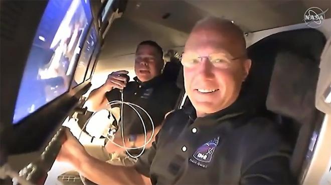 SpaceX载人龙飞船两宇航员正式加入国际空间站团队