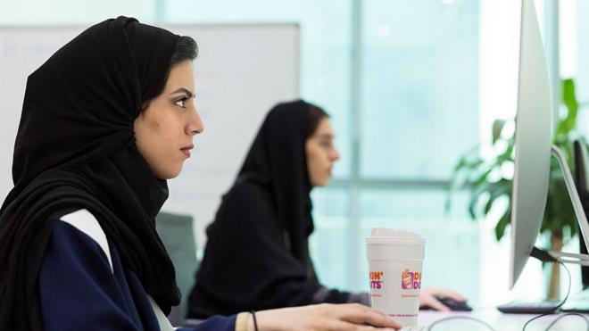 Девушки в хиджабах в офисе