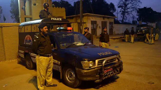 د بنو د پولیسو په خبره دوی د دوو مېرمنو مړي موندلي، چې دواړه په ډزو وژل شوې دي.