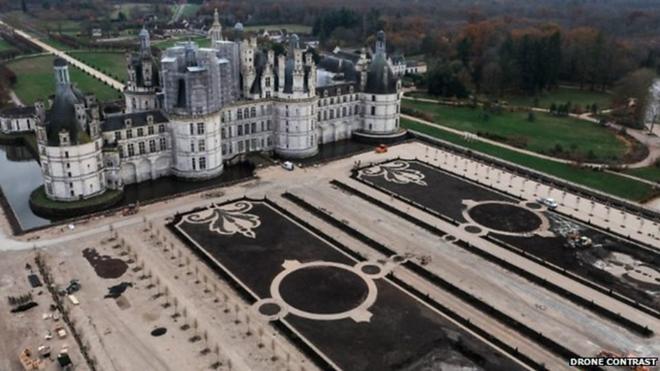 フランスのロワール渓谷にある著名な古城、シャンボール城で18世紀当時の庭の復元工事が終了し公開が始まった。事前の歴史研究に14年の歳月をかけたという。費用の350万ユーロ（約4億4000万円）は米国の篤志家が寄付した。