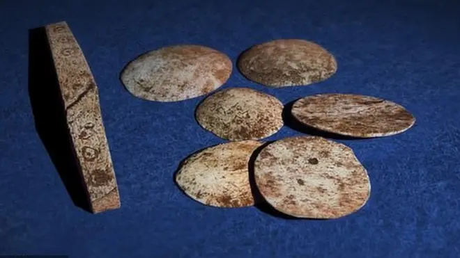 "Кубик" и игральные фишки из римской игры