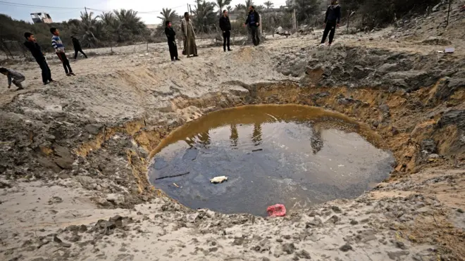 Crater resulting from a reported Israeli air strike in Khan Younis, Gaza (13 December 2017)
