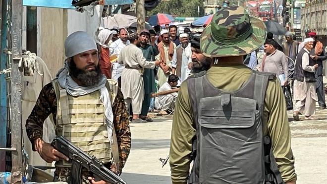 塔利班和巴基斯坦士兵在繁忙的托爾哈姆（Torkham） 關口警戒