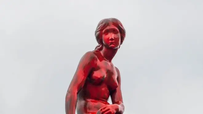 Pengunjuk rasa mencat patung Putri Duyung Kecil di Kopenhagen dengan 'warna darah'.