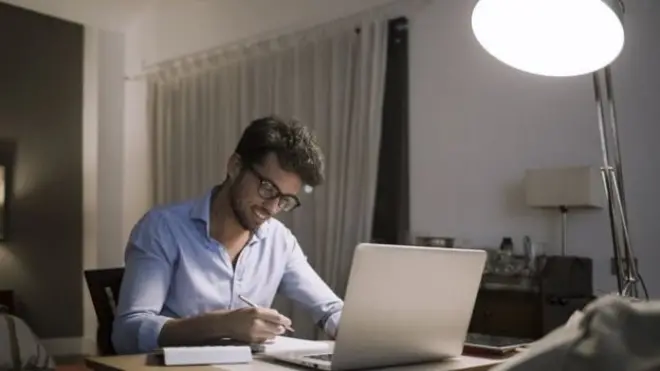 الأصوات المحيطة قد تساعد الموظفين على التغلب على الشعور بالعزلة أثناء العمل من المنزل