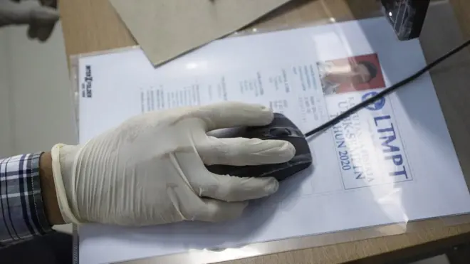 Peserta mengikuti Ujian Tulis Berbasis Komputer (UTBK) di Universitas Negeri Jakarta (UNJ), Minggu (05/07). UNJ sebagai salah satu Pusat UTBK Perguruan Tinggi Negeri (PTN) menyelenggarakan ujian dalam dua tahap yakni pada tanggal 5-12 Juli 2020 dan 20-27 Juli 2020 dengan jumlah total peserta sebanyak 42.463 orang.