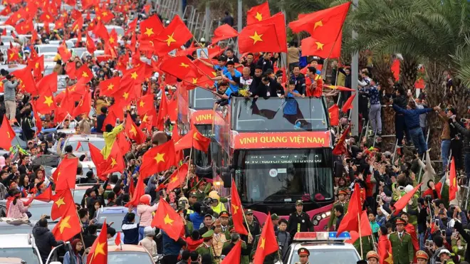 Lautan bendera merah menyambut kepulangan 'para pahlawan' Timnas Vietnam U-23.
