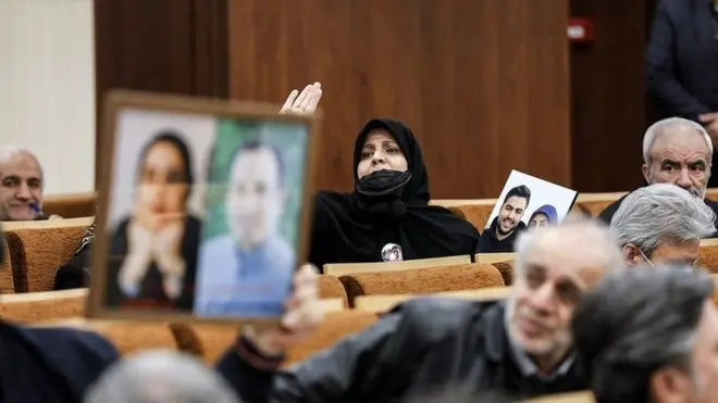 در تصاویری که از دادگاه منتشر شده نیز چهره متهمان دیده نمی‌شود