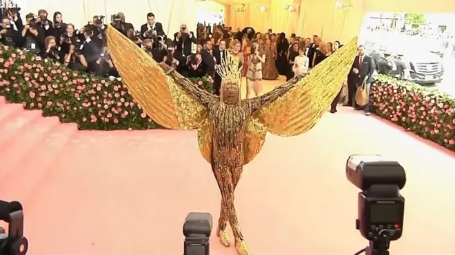 Біллі Портер, американський актор і співак, мав один із найяскравіших костюмів на балі..