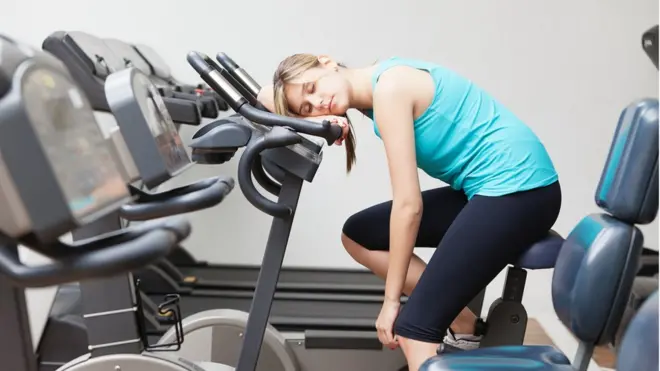 Mujer dormida en el gimnasio