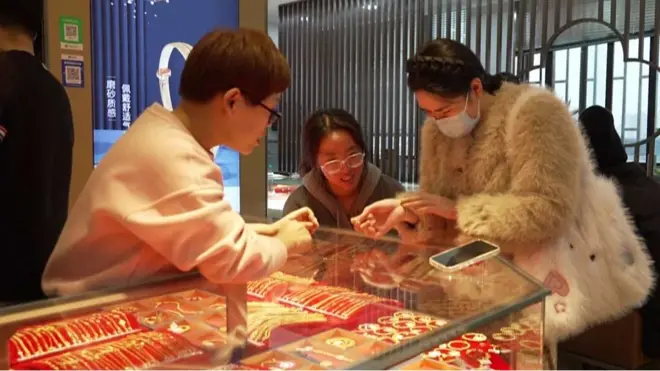 农历新年前，不少年轻人在上海金店选购黄金饰品