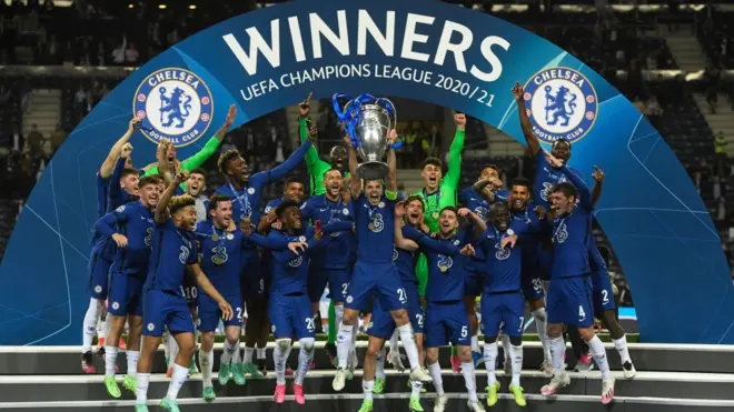 لاعبو تشيلسي يتوجون باللقب