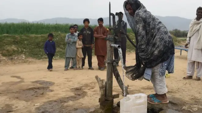 پینے کے صاف پانی سے محروم افراد کی اکثریت دیہی علاقوں میں رہتی ہے