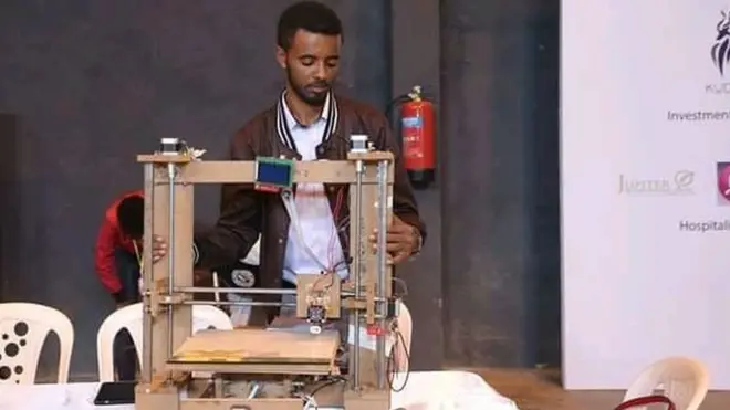 መልካሙ ታደሰ የፈጠራ ሥራውን ሲያሳይ