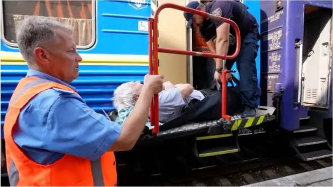 Однак потрібно не лише вивезти, але й знайти прихисток для кожної людини.