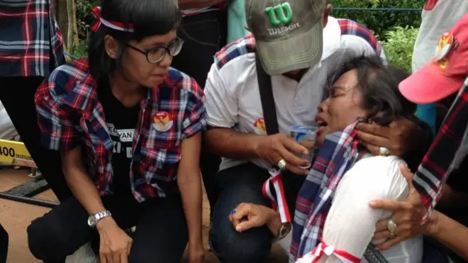 Pendukung Ahok di luar lokasi sidang, menangis mendengar putusan hakim.