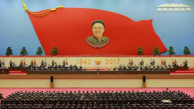 金正男遇刺後第3天，朝鮮領導人金正恩照常出席了紀念金正日誕辰紀念大會。