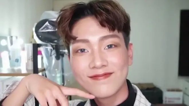 جنوبی کوریا کے نوجوانوں میں میک اپ کرنے کے رجحان میں اضافہ کیوں دیکھا جا رہا ہے۔ وجہ جانیے اس ڈیجیٹل ویڈیو میں۔