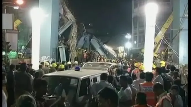 インドで高架道路が崩落　少なくとも20人死亡