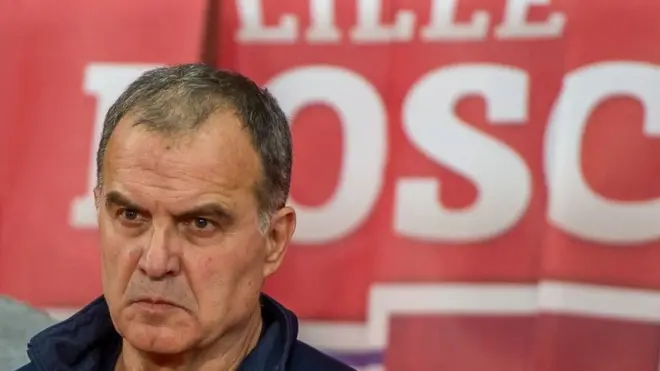 Bielsa con un cartel del Lille detrás.