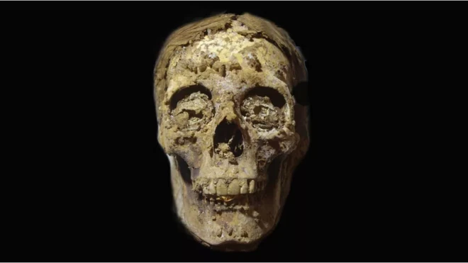 ส่วนศีรษะของร่างมัมมี่ที่เป็นชาย ยังคงมีแผ่นทองคำที่ทำเป็นรูปลิ้นอยู่ในปาก