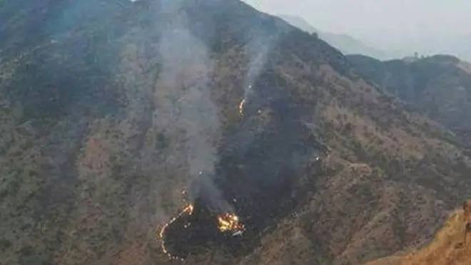 Фотографія уламків літака на схилах гори