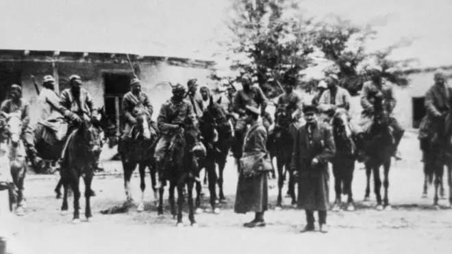 Колго түшүп берип жаткан басмачылар, 1928-жыл.