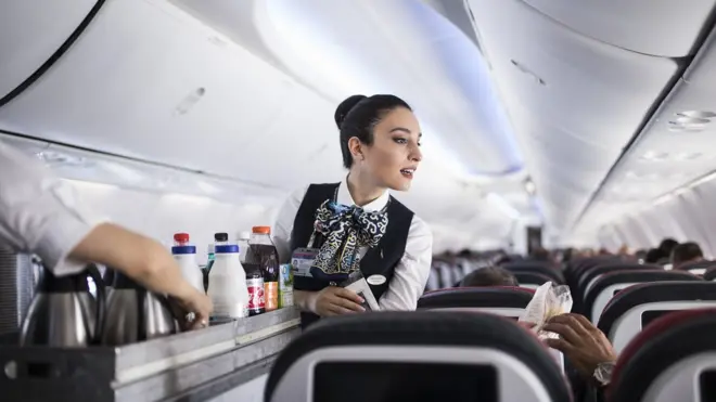 En todo el mundo, se espera que los empleados en muchas profesiones adopten una cultura de trabajo que requiera la manifestación externa de emociones particulares, que pueden incluir la ambición, la agresión y el hambre de éxito.