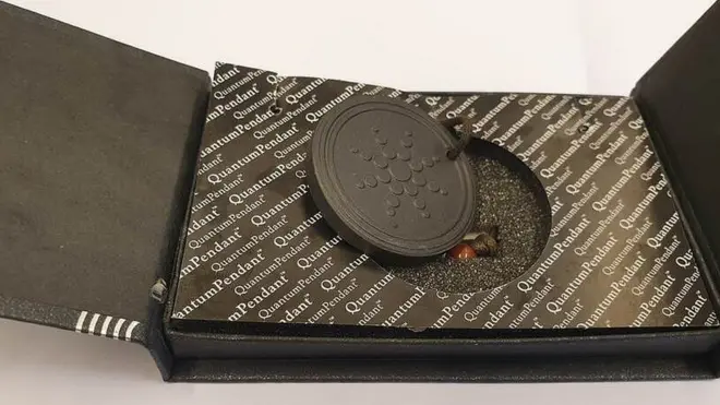 من بين المنتجات التي تم التعرف إليها قناع للنوم وسوار وقلادة من طراز "إنيرجي أرمور"