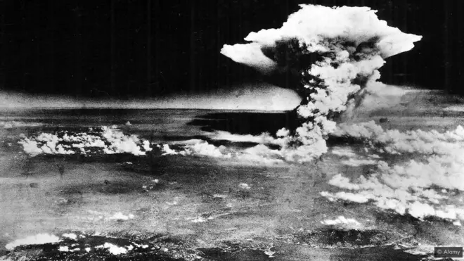 Igisasu kirimbuzi cya mbere cyarekuwe n’indege y’intambara ya Amerika ku mujyi wa Hiroshima tariki 06 z’ukwezi kwa munani 1945.