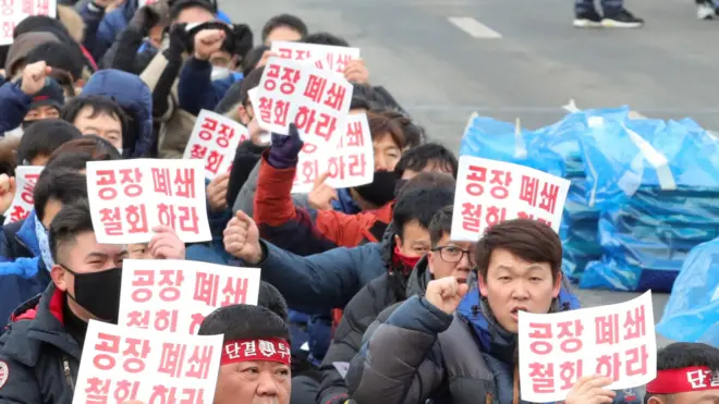 한국GM 노조원들이 14일 오전 군산공장에서 공장 폐쇄 철회를 촉구하고 있다