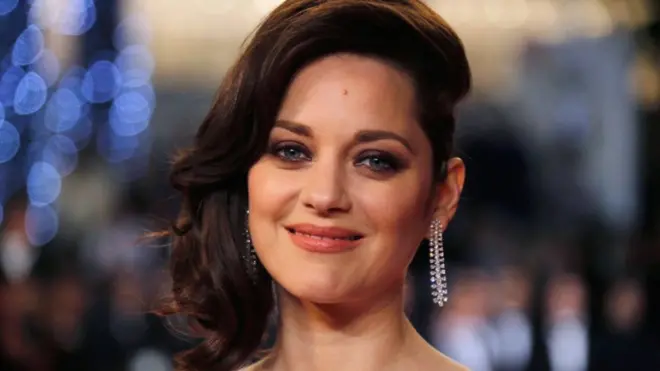 Марион Котийяр снималась вместе с Брэдом Питтом в картине о Второй мировой войне "Союзники", которая скоро выйдет на экраны