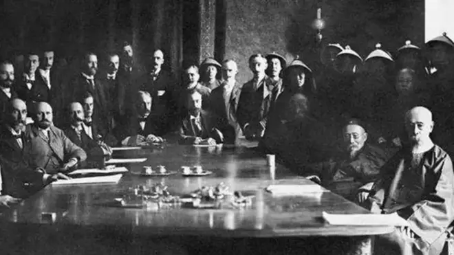 八国联军进入北京后，钦差大臣李鸿章同列强签订了辛丑条约，规定巨额赔款