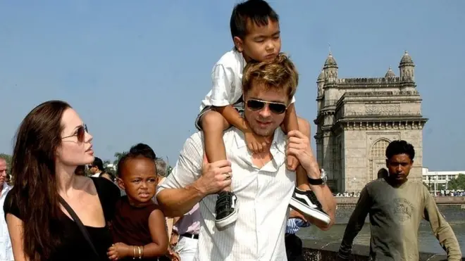 Питт и Джоли с детьми